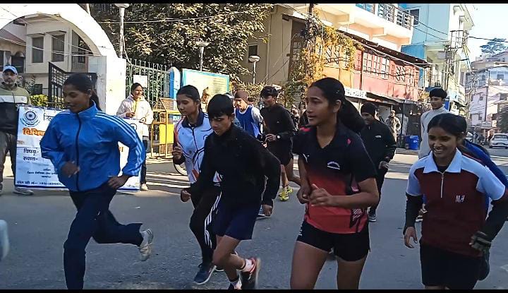 अल्मोड़ा:- जिला विधिक सेवा प्राधिकरण द्वारा आयोजित की गई मैराथन दौड़