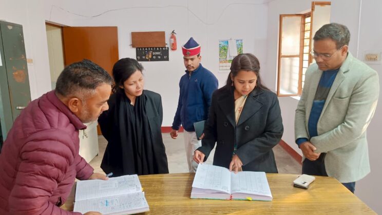 बागेश्वर:- डीएम आकांक्षा कोंडे का कपकोट तहसील का औचक निरीक्षण, जनसुविधाओं में सुधार के दिए सख्त निर्देश