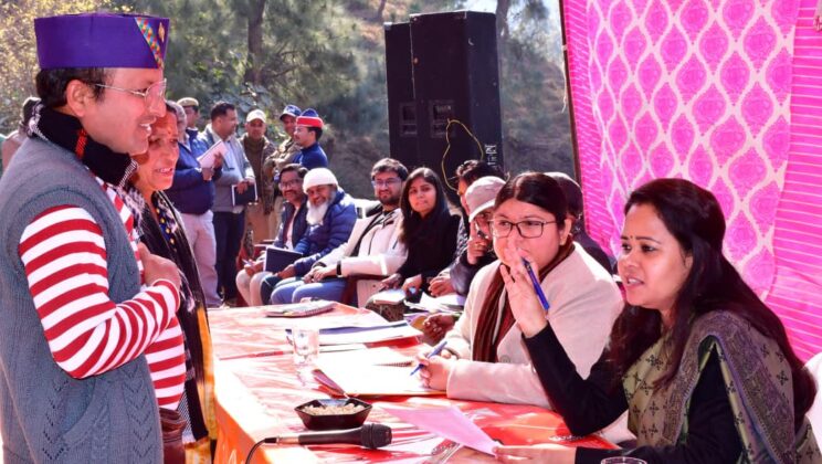 बागेश्वर – सरकार, जन-जन के द्वार कार्यक्रम के तहत अमसरकोट व रावतसेरा में आयोजित शिविर में जिलाधिकारी ने शिकायतों के समयबद्ध निस्तारण के दिये निर्देश