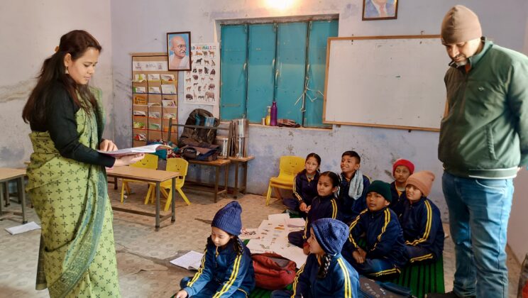 बागेश्वर – प्राथमिक विद्यालय अमसरकोट का जिलाधिकारी ने किया निरीक्षण…..जर्जर सीलिंग पर नाराजगी, त्वरित मरम्मत के दिए निर्देश