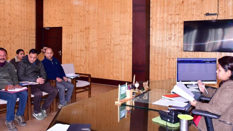 बागेश्वर – कर्मी क्षेत्र में औषधीय प्लांटेशन कार्ययोजना की जिलाधिकारी ने की समीक्षा