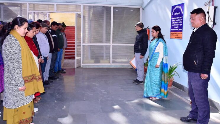बागेश्वर – शहीद दिवस पर कलेक्ट्रेट परिसर में अमर शहीदों को श्रद्धांजलि