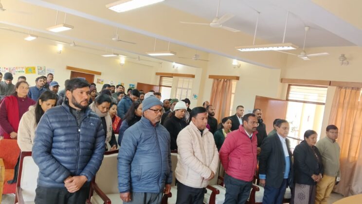 अल्मोड़ा:- जिला विधिक सेवा प्राधिकरण द्वारा शहीद दिवस के अवसर पर जिला न्यायालय में शहीदों को दी गई श्रद्धांजलि