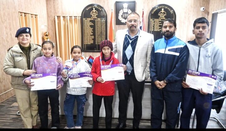 अल्मोड़ा:- वरिष्ठ पुलिस अधीक्षक देवेंद्र पींचा ने किया राष्ट्रीय जूजित्सु पदक विजेताओं का सम्मान