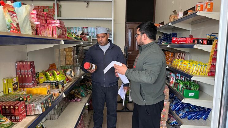 बागेश्वर-खाद्य सुरक्षा के लिए सख्ती: बागेश्वर नगर में डिस्ट्रिब्यूटर, होलसेलर व रिटेल प्रतिष्ठानों का औचक निरीक्षण