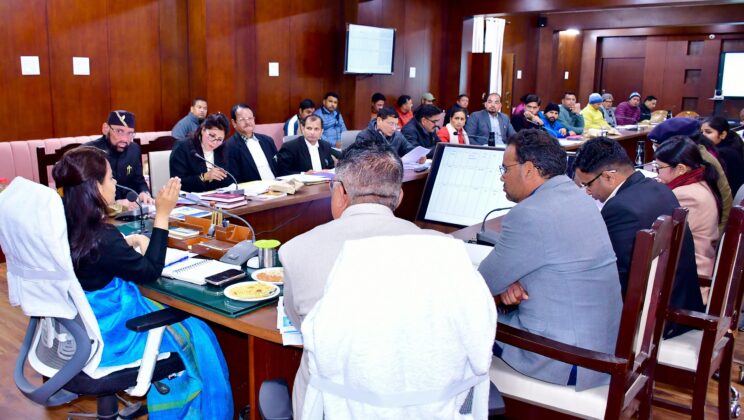 बागेश्वर -जिलाधिकारी ने राजस्व संवर्धन बैठक में लंबित वाद निस्तारण व सड़क सुरक्षा पर फोकस देते राशन कार्ड सत्यापन, परिवहन प्रवर्तन व औचक निरीक्षण में तेजी लाने के दिये निर्देश