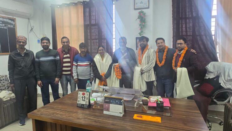 अल्मोड़ा:- विषम परिस्थितियों में मानवता के प्रहरी बने देवतुल्य चिकित्सकों का ऐतिहासिक एवं भावविह्वल सम्मान