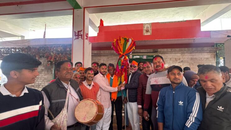 गरुड़ – कोट भ्रामरी मंदिर में भेटा गांव के होल्यारों ने होलाष्टक पर बांधी चीर…मां को चढ़ाया अबीर गुलाल ,इसी के साथ ही कत्यूर घाटी में खड़ी होली का रंगारंग आगाज