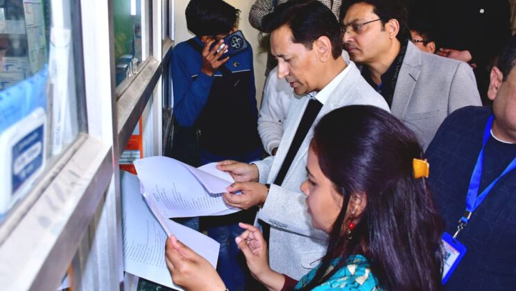 बागेश्वर – कुमाऊं आयुक्त ने किया जिला चिकित्सालय का निरीक्षण….स्वास्थ्य सेवाओं की गुणवत्ता और पारदर्शिता पर विशेष जोर