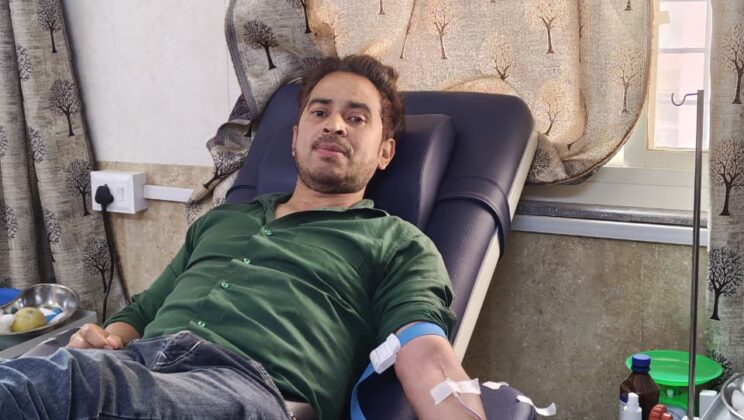 अल्मोड़ा:- पार्षद मोनू साह ने रक्तदान कर बचाई प्रसूता की जान