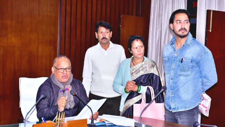 बागेश्वर:- जनता की समस्याओं के त्वरित समाधान पर जोर….सीडीओ ने जनता दरबार में सुनीं शिकायतें