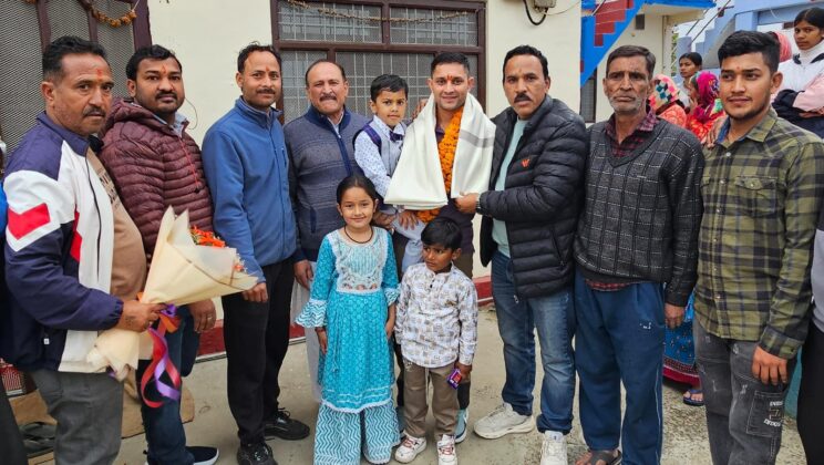 गरुड़:- लेफ्टिनेंट सुनील दुबे का प्रथम बार गरुड़ पहुंचने पर परिजनों, क्षेत्रवासियों ने किया स्वागत