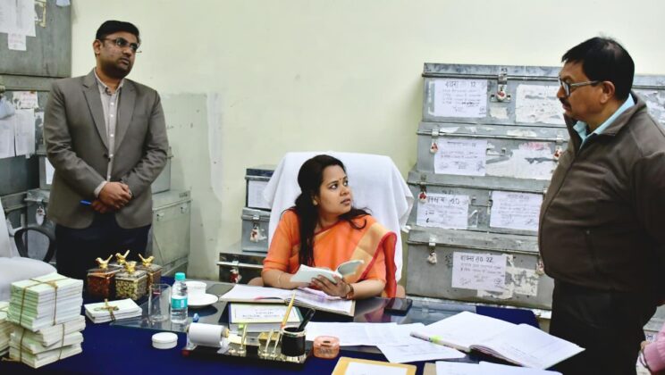 बागेश्वर-वित्तीय वर्ष 2025-26 के अंतिम चरण में जिलाधिकारी ने किया जिला कोषागार का सघन निरीक्षण