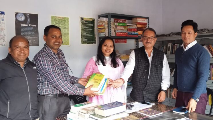 गरुड़ – पुस्तकों से ही संवरता है मनुष्य का जीवन …..तहसीलदार ने सार्वजनिक पुस्तकालय को प्रदान की तीन दर्जन पुस्तकें