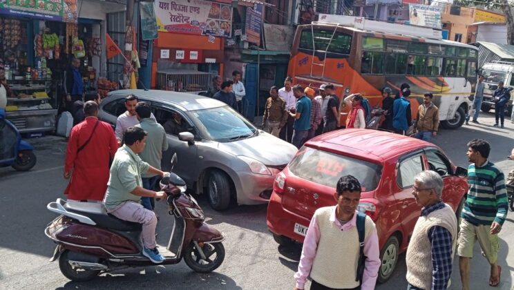 गरुड़ – गरुड़ बाजार से बैजनाथ तक जाम अब हो चला आम…..बीच बाजार से बैक हो रहे हैं वाहन…बेतरतीब खड़े वाहन लगा रहे जाम