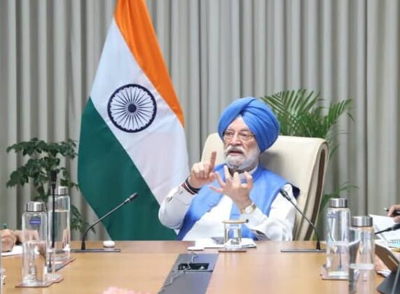 ईंधन की नहीं है कमी…..जानिए क्या बोले पेट्रोलियम मंत्री