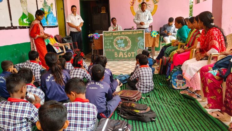 अल्मोड़ा:- राजकीय आदर्श प्राथमिक विद्यालय – बासोट भिकियासैंण में नव प्रवेशी बच्चों के स्वागत के साथ मनाया प्रवेशोत्सव