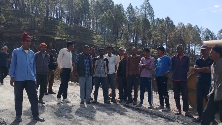 बागेश्वर – कपकोट के लीली मोटर मार्ग में डामरीकरण व सुधारीकरण में गुणवत्ता की शिकायत पर सहायक अभियंता ने किया निरीक्षण