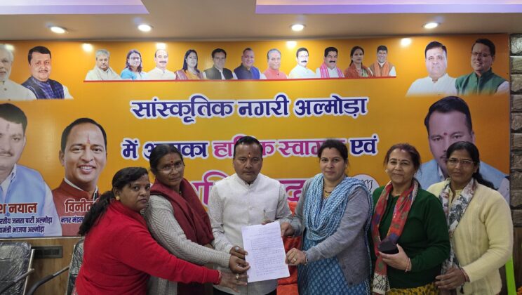 अल्मोड़ा आशा फैसलिटेटरों ने मानदेय बढ़ोतरी व नियमितीकरण की उठाई मांग