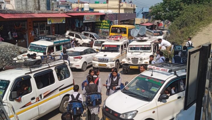 गरुड़:- बाजारी क्षेत्र में जाम से निपटने के लिए सख्ती से पेश…..पुलिस ने लागू किया ‘नो एंट्री’ नियम