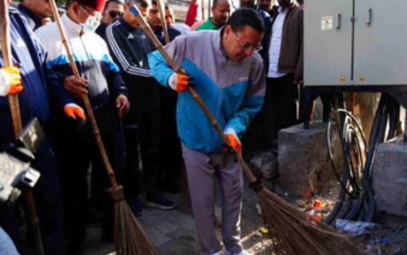 Uttarakhand:- मुख्यमंत्री धामी ने खुद झाड़ू लगाकर दिया स्वच्छता का संदेश