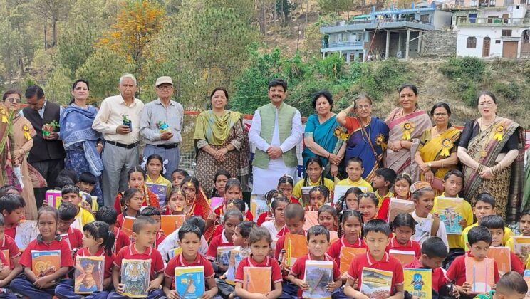 अल्मोड़ा:- महिला कल्याण संस्था एवं समग्र विकास संस्थान लखनऊ के संयुक्त सहयोग से जरूरतमंद बच्चों को वितरित की गई पठन व लेखन सामग्री