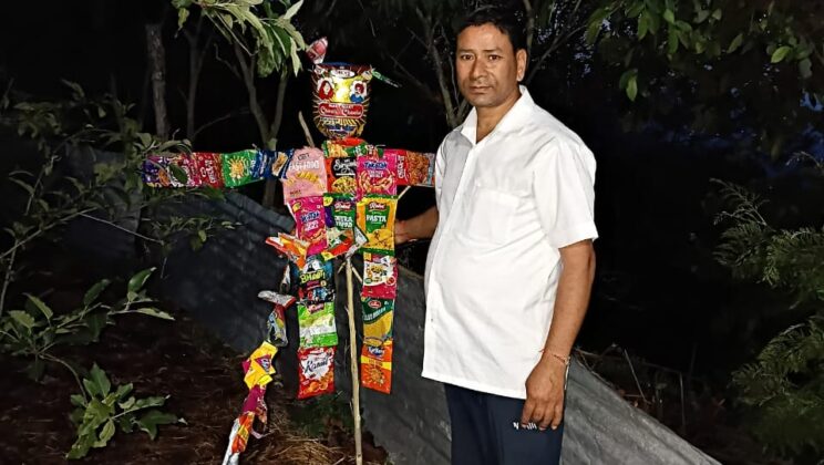 अल्मोड़ा:- एक नये नवाचार के तहत बाजारों, रास्तों में बिखरे बेकार रैपर्सों से बनाये बिजूका