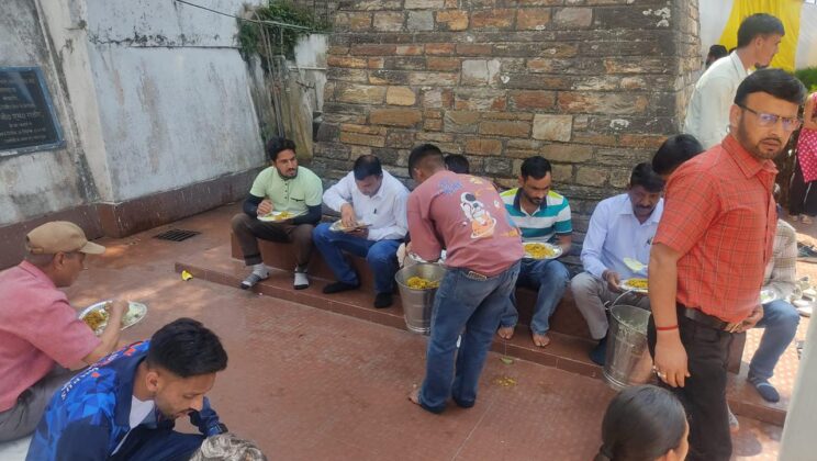 अल्मोड़ा:- शनि जन्मोत्सव पर दुर्गा महोत्सव समिति चौघानपाटा द्वारा भव्य भंडारे का आयोजन