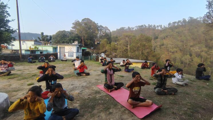 अल्मोड़ा:- 12वें अंतर्राष्ट्रीय योग दिवस की थीम “स्वास्थ्य, ज्ञान व विश्व शांति के लिए योग” के तहत विभिन्न राज्यों एवं मोहल्लों में लगे निःशुल्क योग शिविर
