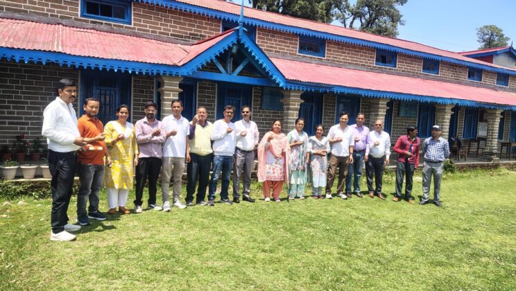 शिक्षक कुंदन लटवाल को राज्य दर्जा मंत्री उपाध्यक्ष युवा कल्याण बनाने पर जागनाथ विद्या निकेतन इंटर कॉलेज द्वारा मिष्ठान वितरण कर व्यक्त की गई खुशी