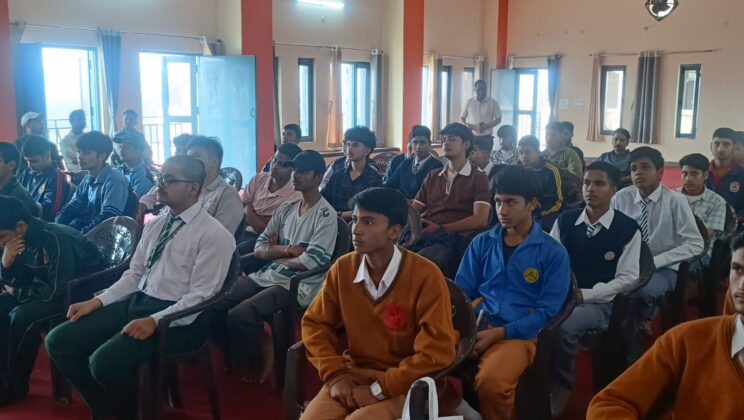 विवेकानंद विद्या मंदिर रानीधारा अल्मोड़ा में मेधावी छात्र सम्मान समारोह में 60 प्रतिभाशाली छात्रों का हुआ सम्मान, पुस्तक का हुआ विमोचन