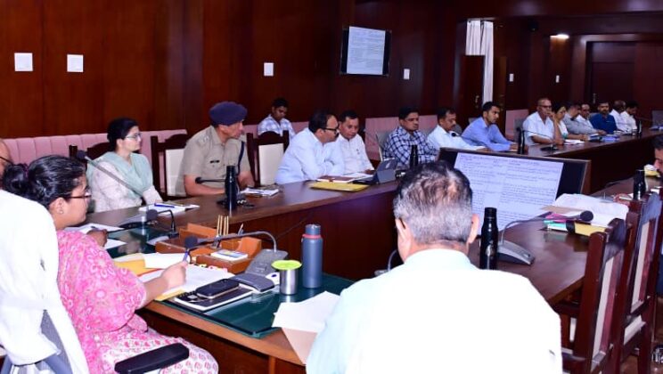 बागेश्वर:- दूरसंचार सेवाओं के सुधार को लेकर जिलाधिकारी सख्त…..बीएसएनएल व निजी कंपनियों को दिए निर्देश