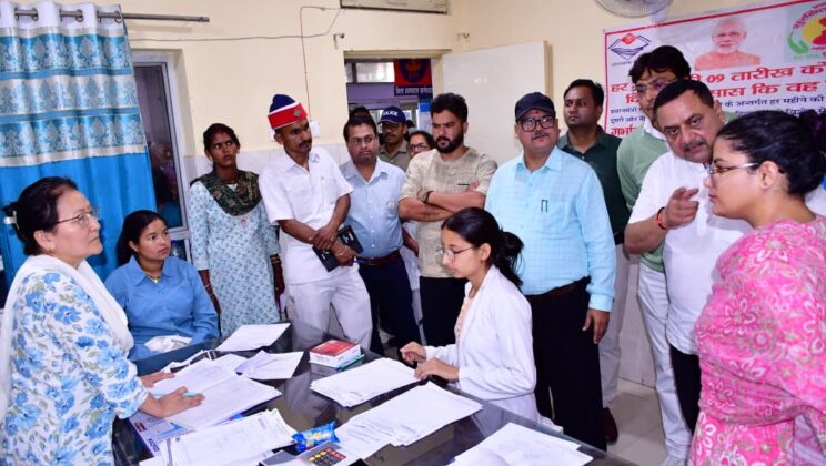 बागेश्वर :- जिला चिकित्सालय की व्यवस्थाओं का जिलाधिकारी ने लिया जायजा …. मरीजों एवं चिकित्सकों से किया संवाद