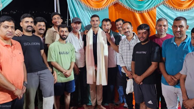 गरुड़ – लेफ्टिनेंट लोकेश खोलिया के घर पहुंचने पर सिल्ली में हुआ भव्य स्वागत