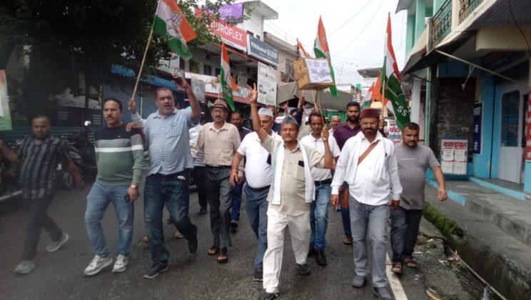 बागेश्वर – मंदिरों में चढ़ावा चोरी के विरुद्ध मुखर हुए कांग्रेसी……गरुड़ में रैली निकालकर राममंदिर में रखा मौन उपवास