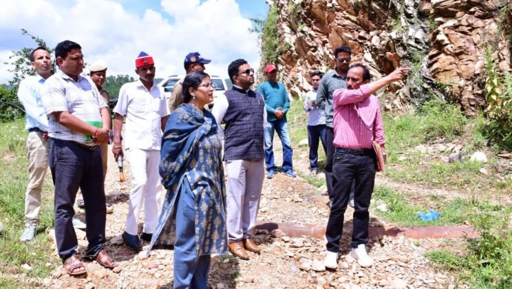 बागेश्वर – जिलाधिकारी ने लोहारी–सिल्लीबंड–कन्स्यारी मोटरमार्ग का किया निरीक्षण, एक माह में कॉजवे का कार्य पूरा करने के दिये निर्देश