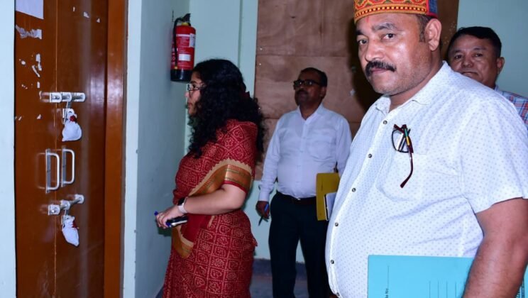 बागेश्वर – जिलाधिकारी ने ईवीएम वेयरहाउस का किया मासिक निरीक्षण