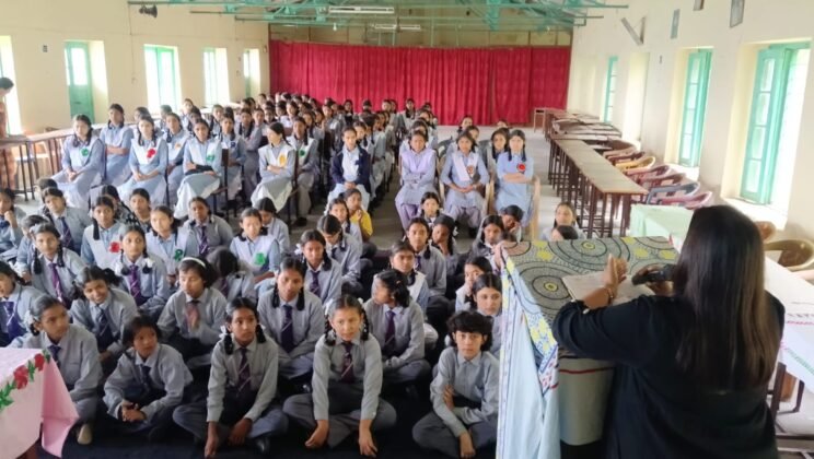 अल्मोड़ा:- जिले में विधिक सेवा प्राधिकरण द्वारा “मौलिक कर्तव्य और अधिकार” व “साइबर सुरक्षा ” विषय को लेकर आयोजित किया गया जागरुकता शिविर