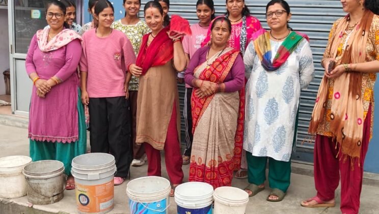 गरुड़ – पेयजल किल्लत को लेकर शनिवार को टीट बाजार की महिलाओं ने किया सांकेतिक प्रदर्शन