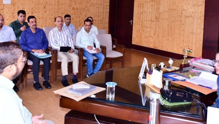 बागेश्वर:- एबीसी-एआरवी सेंटर की व्यवस्थाओं को लेकर जिलाधिकारी की अध्यक्षता में बैठक