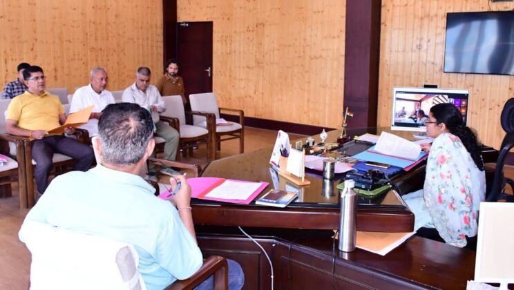बागेश्वर – जिलाधिकारी ने की एसआईआर अभियान की प्रगति समीक्षा…..99.75 प्रतिशत नोटिस वितरित