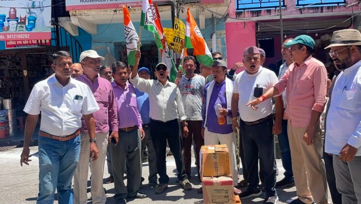 गरुड़ – ब्लाक कांग्रेस कमेटी ने गरुड़ गांधी चबूतरे पर भाजपा व प्रशासनिक तंत्र का फूंका पुतला