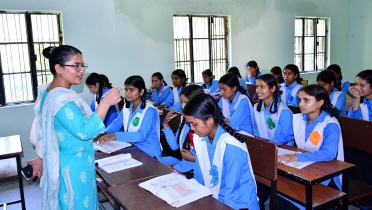 बागेश्वर:- जिलाधिकारी ने इंटर कॉलेज रवाईखाल का किया निरीक्षण…..विद्यार्थियों से संवाद कर जानी समस्याएं