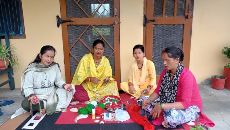 गरुड़ – लोहारी गांव की महिलाओं ने समूह में रहकर गृह उद्योग को दिया बढ़ावा