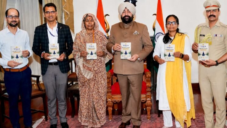 राज्यपाल गुरमीत सिंह ने डॉ. रमेश सिंह पाल की पुस्तक ‘योग एवं ध्यान : द पाथलेस पाथ’ का किया विमोचन