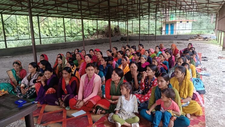अल्मोड़ा :- धूम्रा देवी मंदिर धौलादेवी के प्रांगण में आयोजित की गई देवदार स्वायत्त सहकारिता पोखरी की वार्षिक आम सभा