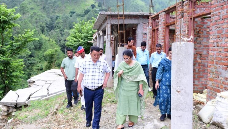 बागेश्वर – जिलाधिकारी ने हड़बाड़ में आपदा प्रभावित परिवारों से की मुलाकात, पुनर्वास व सुरक्षा कार्यों का लिया जायजा