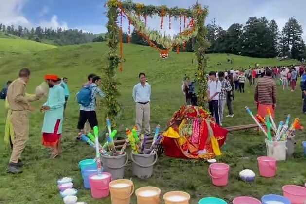 Uttarakhand:- दयारा बुग्याल में मनाया गया बटर फेस्टिवल….. खेली गई दूध- मक्खन की होली