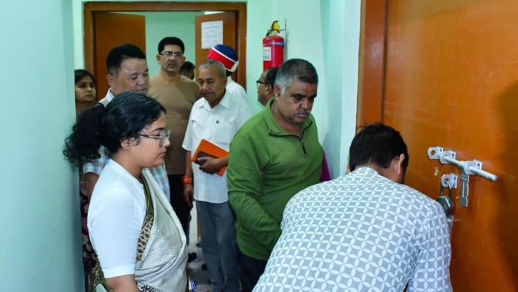 बागेश्वर – ईवीएम वेयरहाउस का त्रैमासिक निरीक्षण…..डबल लॉक में सुरक्षित मिलीं ईवीएम एवं वीवीपैट मशीनें