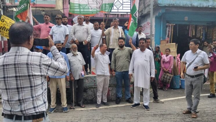 गरुड़ – ऐतिहासिक गांधी चबूतरे पर शुद्धिकरण मामले को लेकर युवक कांग्रेस ने फूंका भाजपा का पुतला